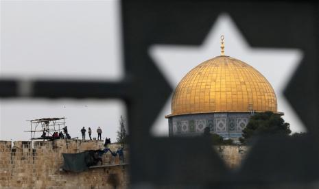  Pemandangan dari Bukit Zaitun menunjukkan orang-orang Palestina berdiri di tembok Kota Tua di kompleks Temple Mount di Kota Tua Yerusalem pada 06 Januari 2023. Dewan Keamanan PBB mengadakan diskusi darurat setelah kunjungan pada 03 Januari ke far- kanan Menteri Keamanan Dalam Negeri Itamar Ben Gvir ke kompleks Temple Mount dan Masjid Al Aqsa.