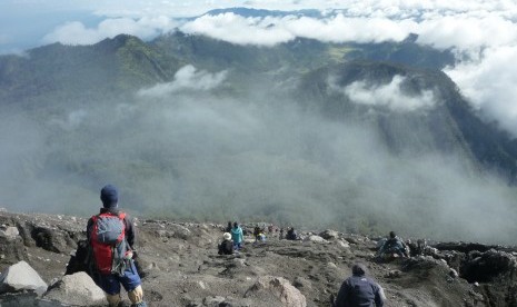 Pemandangan dari puncak Gunung Semeru.