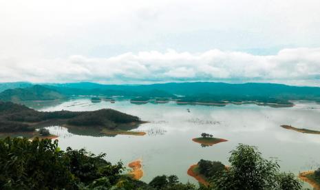 Pemandangan dari Puncak Kompe di Desa Koto Mesjid, Kabupaten Kampar, Riau yang dikenal juga sebagai Raja Ampat nya Riau. 