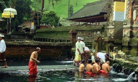 Pemandangan dari sebuah pura di Ubud, Bali.