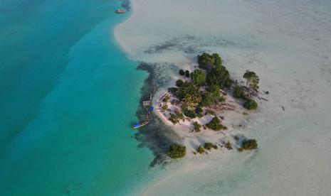 Pemandangan dari udara gugusan Kepulauan Widi di Kabupaten Halmahera Selatan, Provinsi Maluku Utara, yang akan dilelang di New York, AS.  Pengamat meminta perusahaan menyelewengkan izin Pulau Widi harus diberi sanksi.