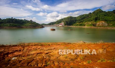 Pemandangan debit air kawasan bendungan Tapin yang menyusut di Kecamatan Piani, Kabupaten Tapin, Kalimantan Selatan, Kamis (4/11/2021). Bendungan Tapin mulai melaksanakan siaga bencana dengan mengosongkan flood stroge atau penyimpanan banjir sebagai persiapan menghadapi badai La Nina. 