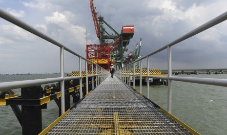 Pemandangan Dermaga Curah Kering Terminal Teluk Lamong, Surabaya, Jawa Timur, Senin (20/3). 