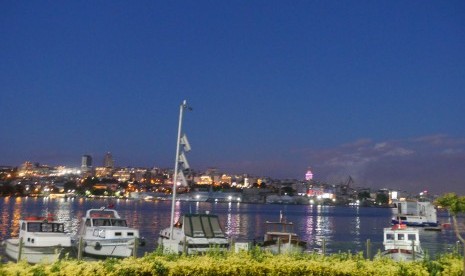 Pemandangan di depan Restoran pubik di Selat Bosporus, Istambul Turki.