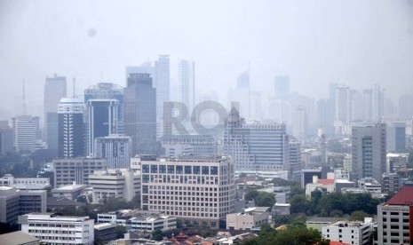 Pemandangan gedung bertingakat dan kota Jakarta terlihat salah satu gedung di Jakarta Pusat, Jumat (3/10).(Republika/Prayogi)