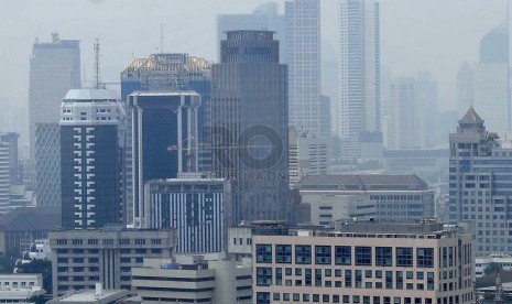 Pemandangan gedung bertingakat dan kota Jakarta terlihat salah satu gedung di Jakarta Pusat, Jumat (3/10).(Republika/Prayogi)