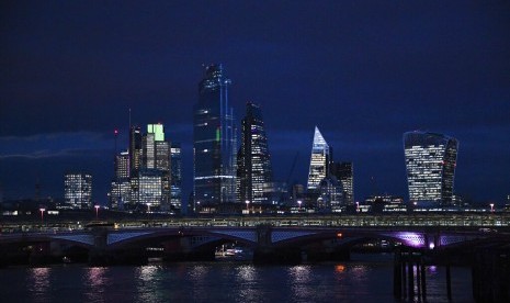 Pemandangan gedung pencakar langit di London, Inggris, Jumat (10/1). Ekonomi global mengalami pertumbuhan terendah dalam 10 tahun, merosot menjadi 2,3 persen pada 2019. 