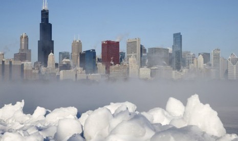 Pemandangan gedung pencakar langit yang diselimuti kabut salju terlihat dari Danau Michigan di Chicago, Illinois, Senin (6/1) waktu setempat.  (Reuters/Jim Young)