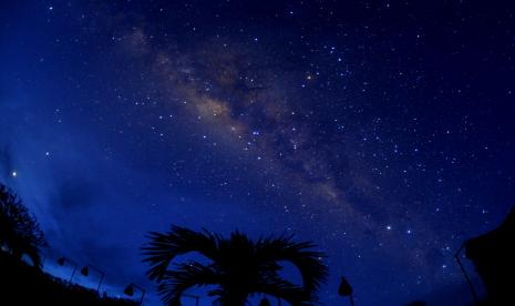 Saat Pendeta Yahudi dan Nasrani Debat tentang Agama Ibrahim. Pemandangan gugusan Bima Sakti atau Milky Way saat malam Hari Raya Nyepi tahun Saka 1943 terlihat dari kawasan Ungasan, Badung, Bali, Senin (15/3/2021). Gugusan Bima Sakti terlihat lebih jelas di langit Bali yang gelap gulita tanpa penerangan saat umat Hindu menjalani catur brata penyepian pada Hari Raya Nyepi.