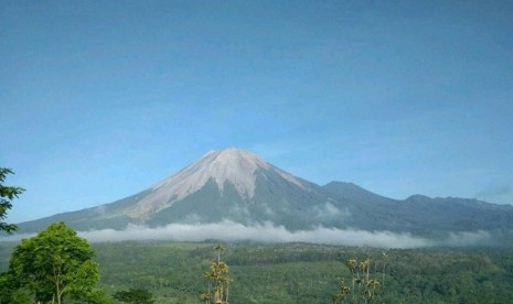 Pemandangan Gunung Semeru. 