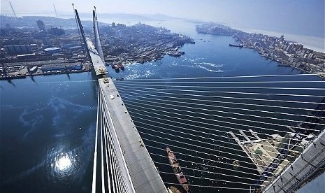 Pemandangan jembatan gantung di Vladivostok, Rusia. Vladivostok akan menjadi lokasi KTT APEC 2012