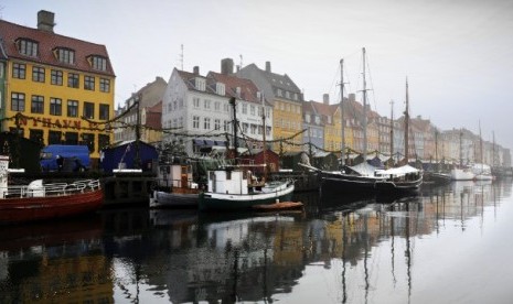 Pemandangan kanal di Nyhaven di Copenhagen, Denmark, 2009.