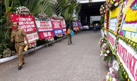 Pemandangan karangan bunga di halaman Balai Kota DKI Jakarta, pada Senin (9/10).