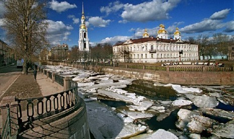 Pemandangan Katedral St Nicholas di St Petersburg, Rusia 