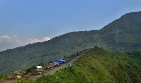 Pemandangan kawasan wisata Gunung Galunggung dengan ketinggian 2.167 mdpl di Kabupaten Tasikmalaya, Jawa Barat, Senin (18/9). 