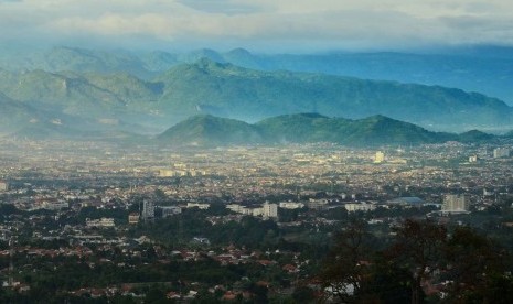 Pemandangan Kota Bandung dilihat dari atas Kawasan Bandung Utara (KBU), Selasa (12/5). (Republika/Edi Yusuf) 