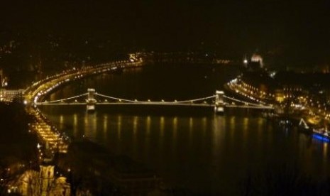 Pemandangan Kota Budapest dengan Sungai Danube-nya di malam hari.