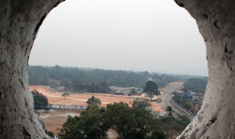 Pemandangan kota Muntok dari balik lubang di menara suar Tanjung Kalian