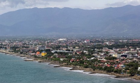 Pemandangan Kota Padang dengan latar belakang Gunung Padang