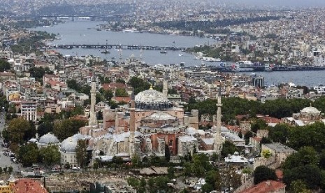 Pemandangan Kota Turki dengan bangunan ikoniknya, Haghia Sophia.