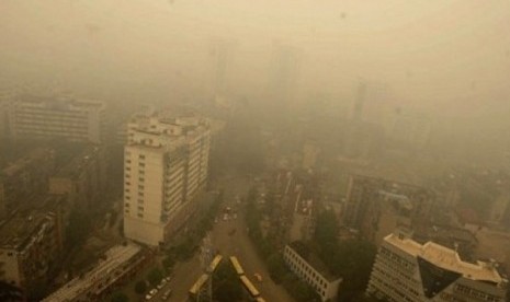 Pemandangan Kota Wuhan di Cina ketika diselimuti asap kekuningan. Wabah pneumonia muncul secara misterius di Wuhan, menginfeksi puluhan orang.