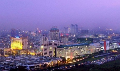 Pemandangan lampu Jakarta tersaji saat mengunjungi 33 Degrees Skybridge di Hotel Aston Marina Ancol, Jakut.