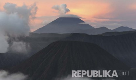 Pemandangan lansekap Gunung Semeru di Pulau Jawa