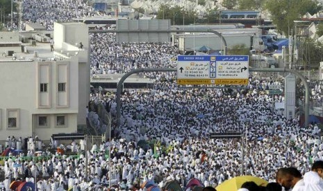   Pemandangan lautan manusia memadati jalan raya saat pelaksanaan ibadah wukuf di Arafah,Kamis (25/10). (Amr Abdallah Dalsh/Reuters)