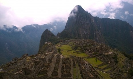 Pemandangan Machu Picchu dari atas bukit. Situs kuno ini pertama dibangun pada tahun 1450.