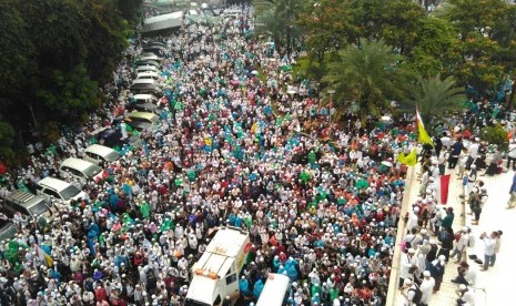 Pemandangan massa Aksi 112 dari lantai lima Masjid Istiqlal, Sabtu (11/2)