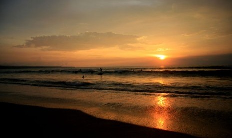 Pemandangan matahari terbenam di Kuta, Bali.