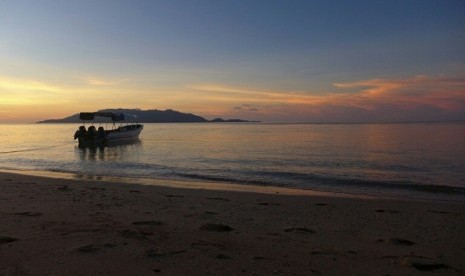 Pemandangan matahari terbenam di Pulau Hatta, Banda, Maluku.