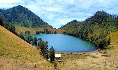 Pemandangan Oro-oro  Ombo sebelum Gunung Semeru erupsi. 