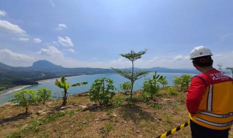 Pemandangan Pantai Gemah, Tulungagung dari lokasi proyek pembangunan Rest Area Gemah yang berada di Lot 6 Jalan Lintas Selatan Prigi-Batas Kabupaten Tulungagung-Klatak-Brumbun, Ahad (25/4/2022). Pantai Gemah dilanda banjir dan longsor pada Ahad (9/10/2022) malam.