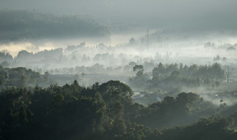 Pemandangan pedesaan yang tertutup kabut di Lembang, Kabupaten Bandung Barat, Jawa Barat, Sabtu (7/7). 