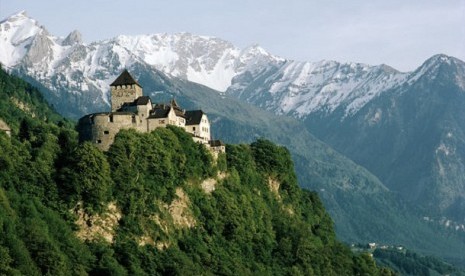 Pemandangan pegunungan Alpen yang khas, hasil peternakan dan pertanian, bangunan kuno termasuk Vaduz Castle sebagai istana pegunungan peninggalan Abad Pertengahan menjadi daya tarik utama pariwisata.