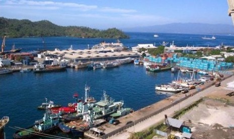 Pemandangan pelabuhan di Bitung