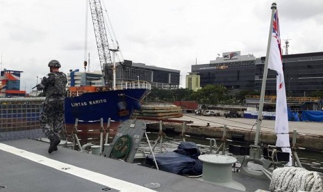 Pemandangan Pelabuhan Tanjung Priok Jakarta dari atas kapal HMAS Darwin. 