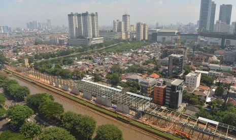 Pemandangan pembangunan stasiun Sudirman Baru untuk kereta tujuan bandara, di Jakarta, Senin (10/4).