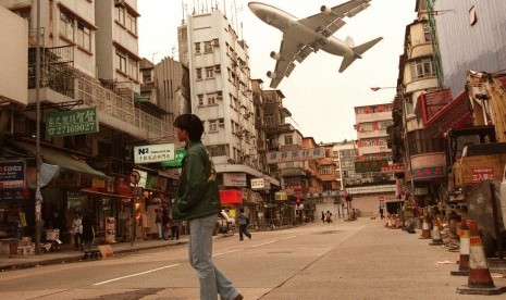 Hong Kong Larangan Penerbangan dari Inggris Awal Juli. Pemandangan pesawat yang hendak mendarat di Bandara Kai Tak Hong Kong