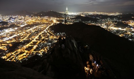   Pemandangan puncak gunung Jabal Nur dengan latar belakang kota Makkah, Ahad (21/10).   (Hassan Ammar/AP)