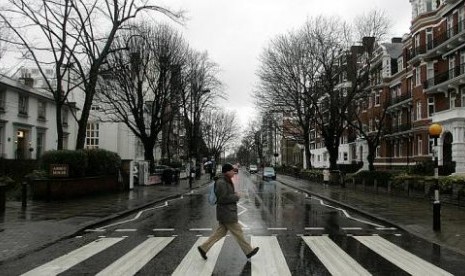 Pemandangan satu spot terkenal di London, Abbey Road.