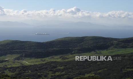 Pemandangan Selat Gibraltar yang diambil dari perbukitan di atas Tarifa, Spanyol.