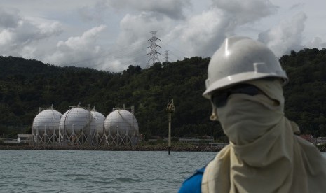 Pemandangan tempat penampungan bahan bakar gas di Tanjung Sekong, Banten, Rabu (23/3). 