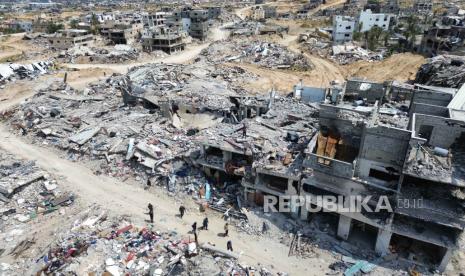 Pemandangan udara yang diambil dengan drone menunjukkan kehancuran umum di kota Khan Yunis di Jalur Gaza, setelah penarikan tentara Israel dari wilayah tersebut, pada 14 April 2024.