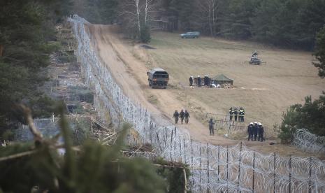 Pemandangan umum kamp migran yang sepi di dekat pos pemeriksaan Kuznitsa di perbatasan Belarus-Polandia dekat Grodno, Belarus, pada Kamis, 18 November 2021.