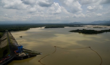 Pemandangan Waduk Gajah Mungkur yang membendung Bengawan Solo, di Wonogiri, Jateng, Rabu (5/1).