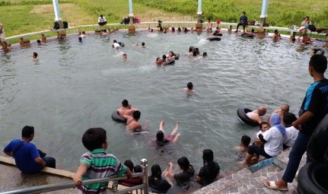 Pemandian Air Soda ramai dikunjungi wisatawan dari berbagai daerah.