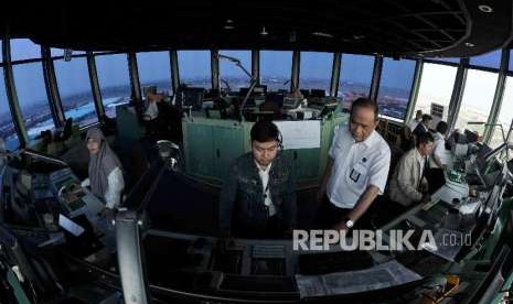 Pemandu lalu lintas udara AirNav Indonesia memantau pergerakan lalu lintas udara pesawat melalui layar radar di menara kontrol (Air Traffic Controller/ATC) Bandara Internasional Soekarno-Hatta, Tangerang, Banten, Senin (6/8). 