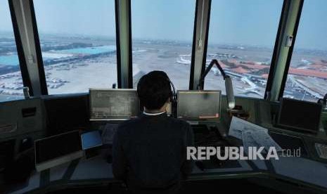 Pemandu lalu lintas udara AirNav Indonesia memantau pergerakan lalu lintas udara pesawat melalui layar radar di menara kontrol (Air Traffic Controller/ATC) Bandara Internasional Soekarno-Hatta, Tangerang, Banten.